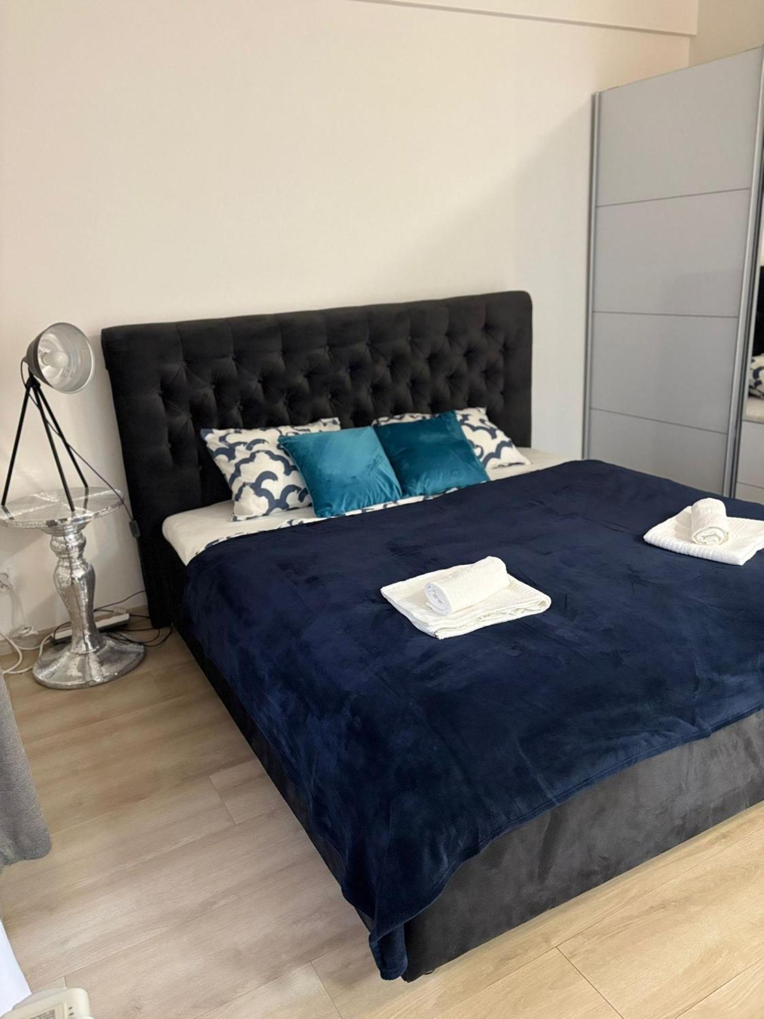 Modern In Center Apartment *