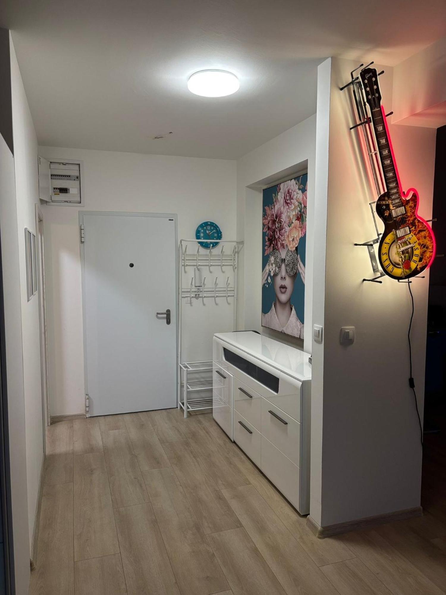 Modern In Center Apartment