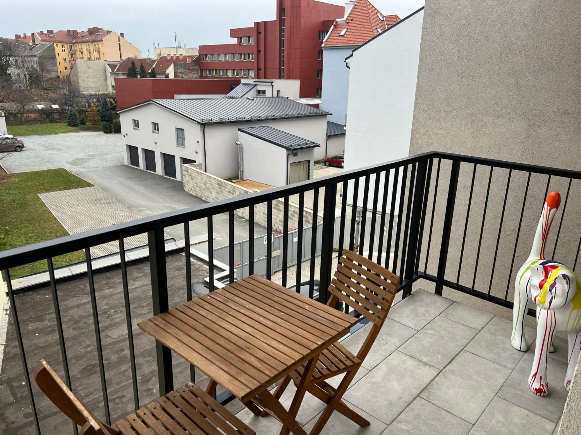 Modern In Center Apartment